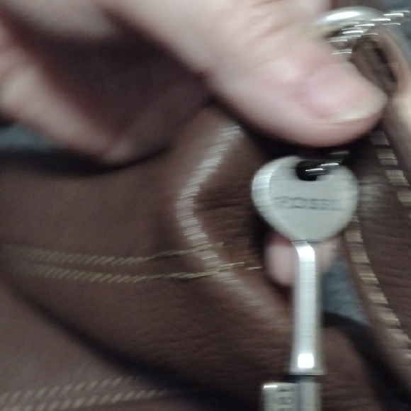 👜 Fossil Brown Leather Shoulder Bag with Textured Finish - Picture 8 of 10